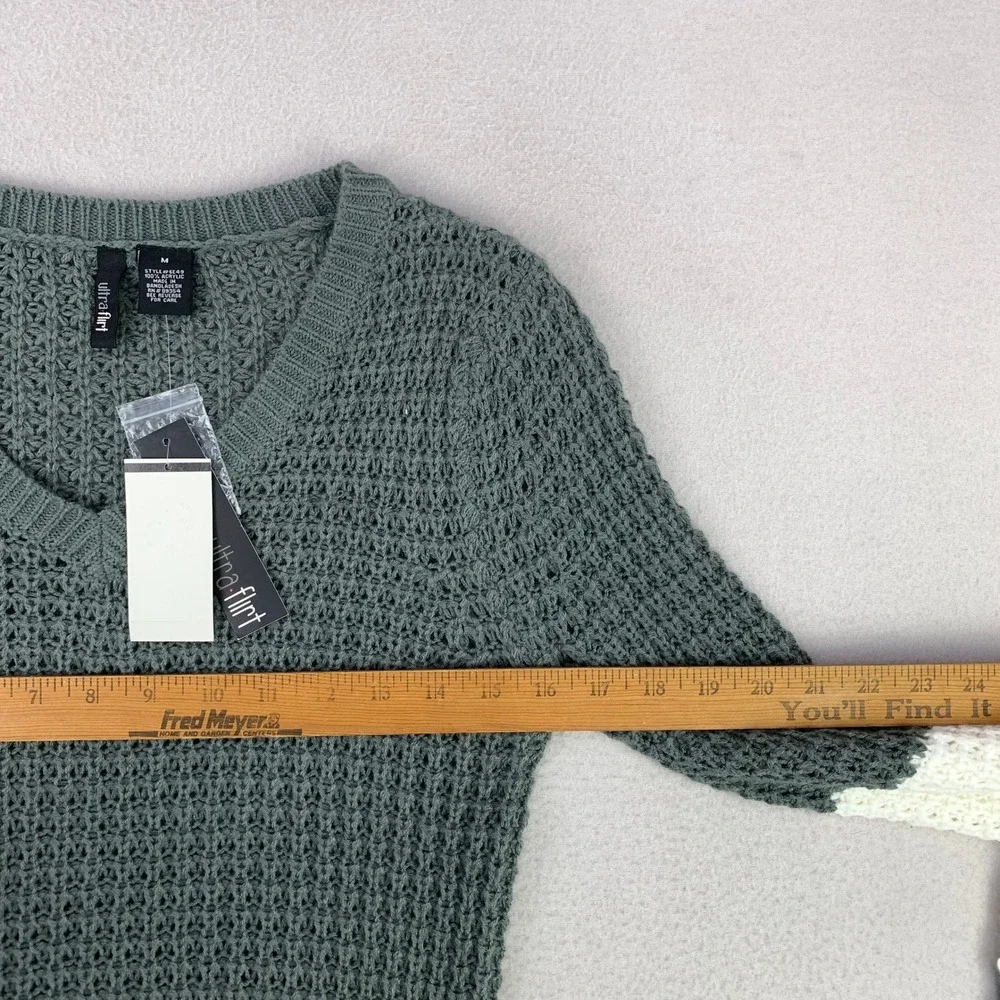 Ultra Flirt Sweater Womens M Green NWT Long Sleeve‎ Striped Preppy V-Neck